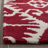 Safavieh Wyndham 4'-0" x 6'-0" Rug in Red / Ivory