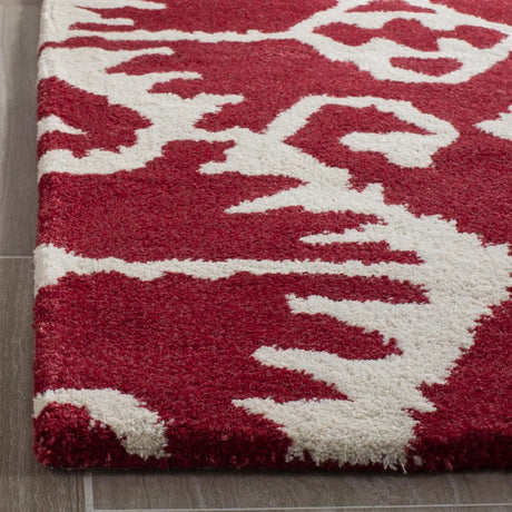 Safavieh Wyndham 4'-0" x 6'-0" Rug in Red / Ivory