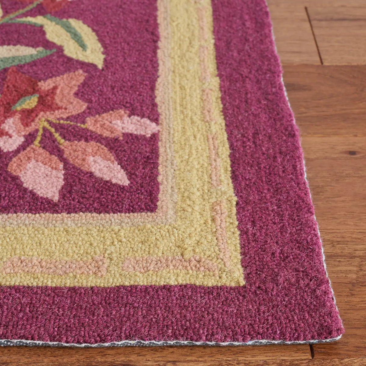 Safavieh Chelsea 5'-3" x 8'-3" Rug in Burgundy
