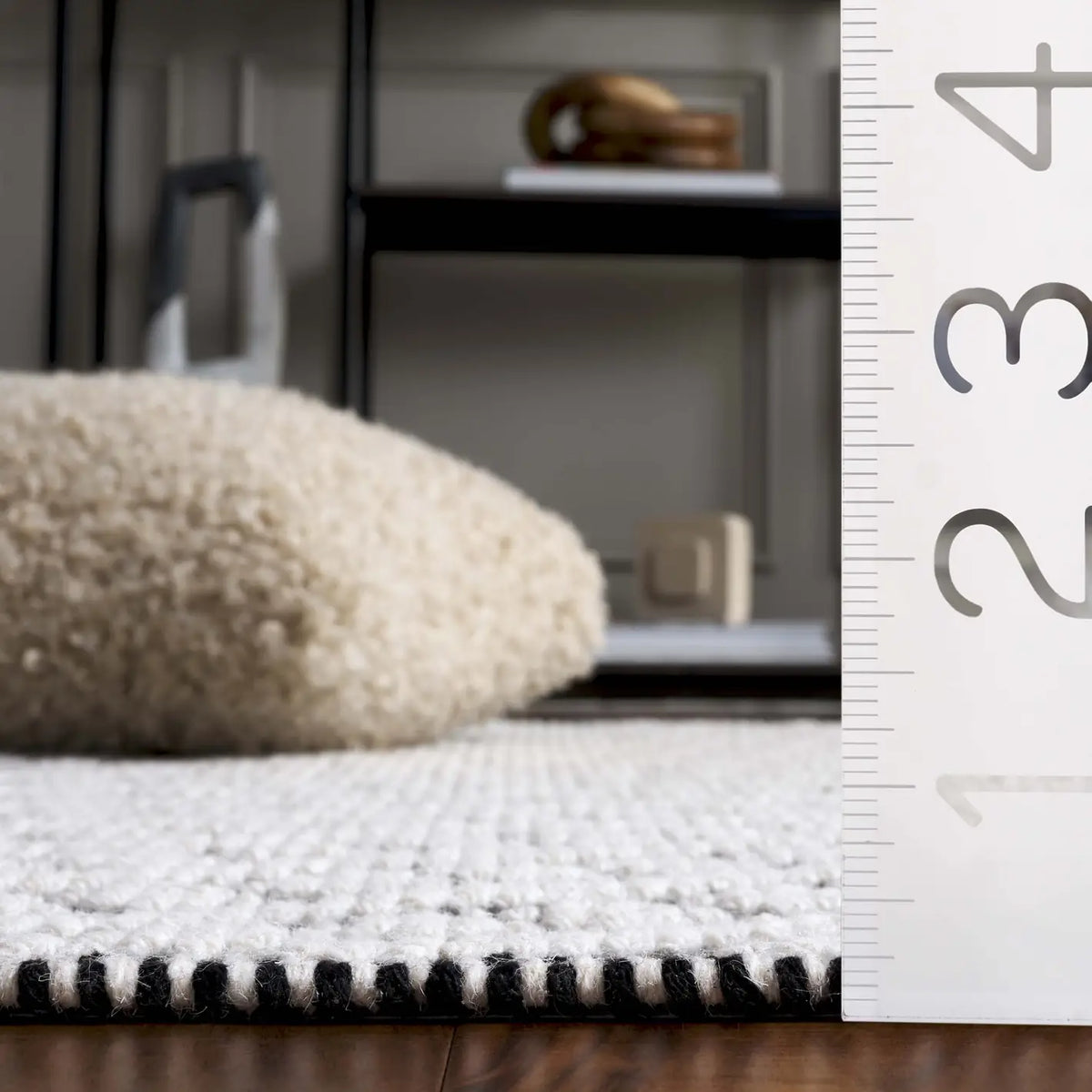 Safavieh Natura 5'-0" x 8'-0" Rug in Ivory / Black