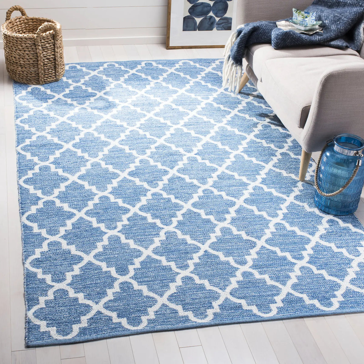 Safavieh Montauk 5'-0" x 8'-0" Rug in Blue / Ivory