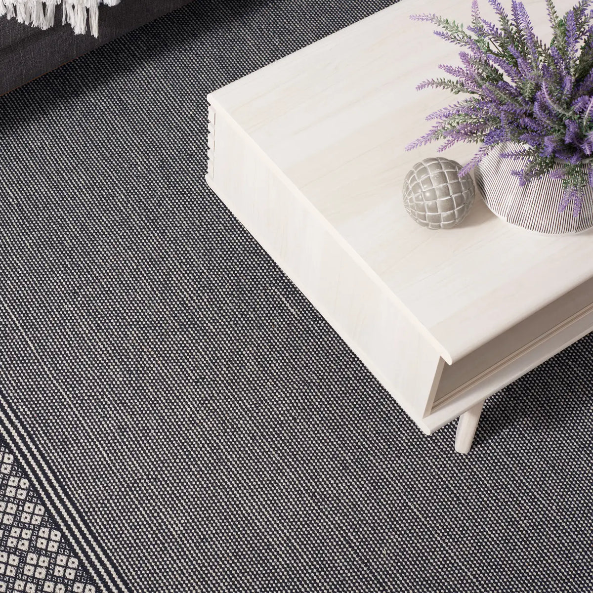 Safavieh Montauk 6'-0" x 9'-0" Rug in Black / Ivory