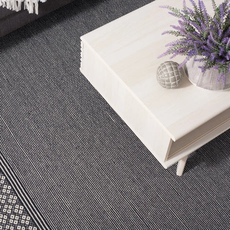 Safavieh Montauk 6'-0" x 9'-0" Rug in Black / Ivory