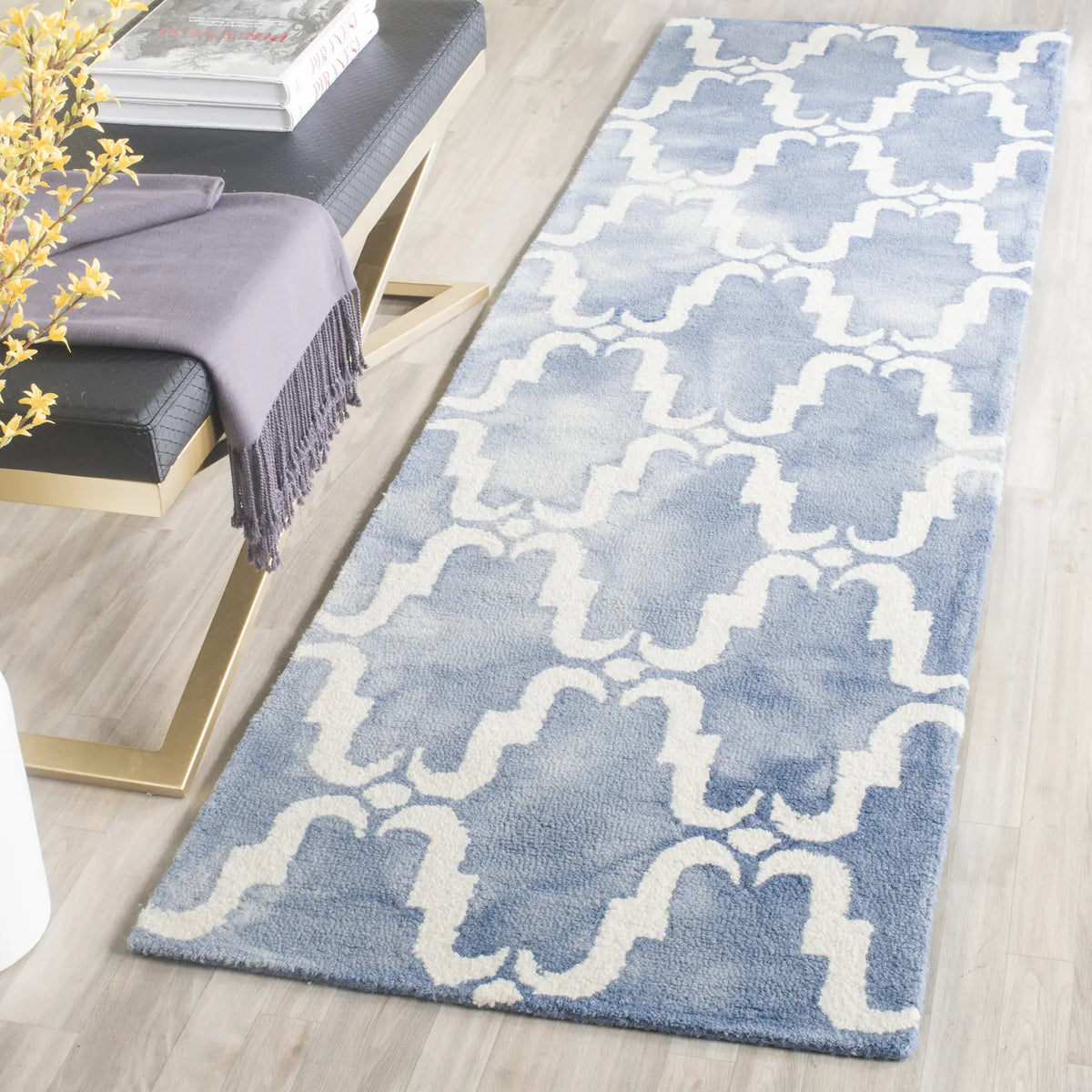 Safavieh Dip Dye 2'-3" x 8'-0" Rug in Blue / Ivory