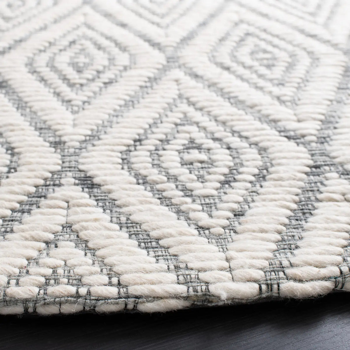 Safavieh Marbella 6'-0" x 6'-0" Rug in Dark Grey / Ivory