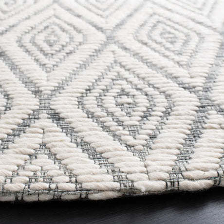 Safavieh Marbella 6'-0" x 6'-0" Rug in Dark Grey / Ivory