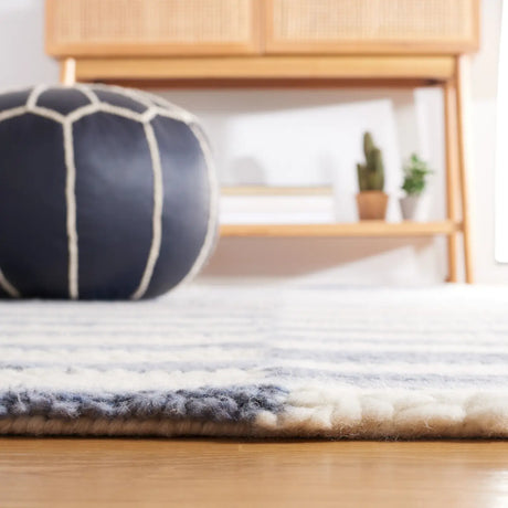 Safavieh Vermont 4'-0" x 6'-0" Rug in Ivory / Blue