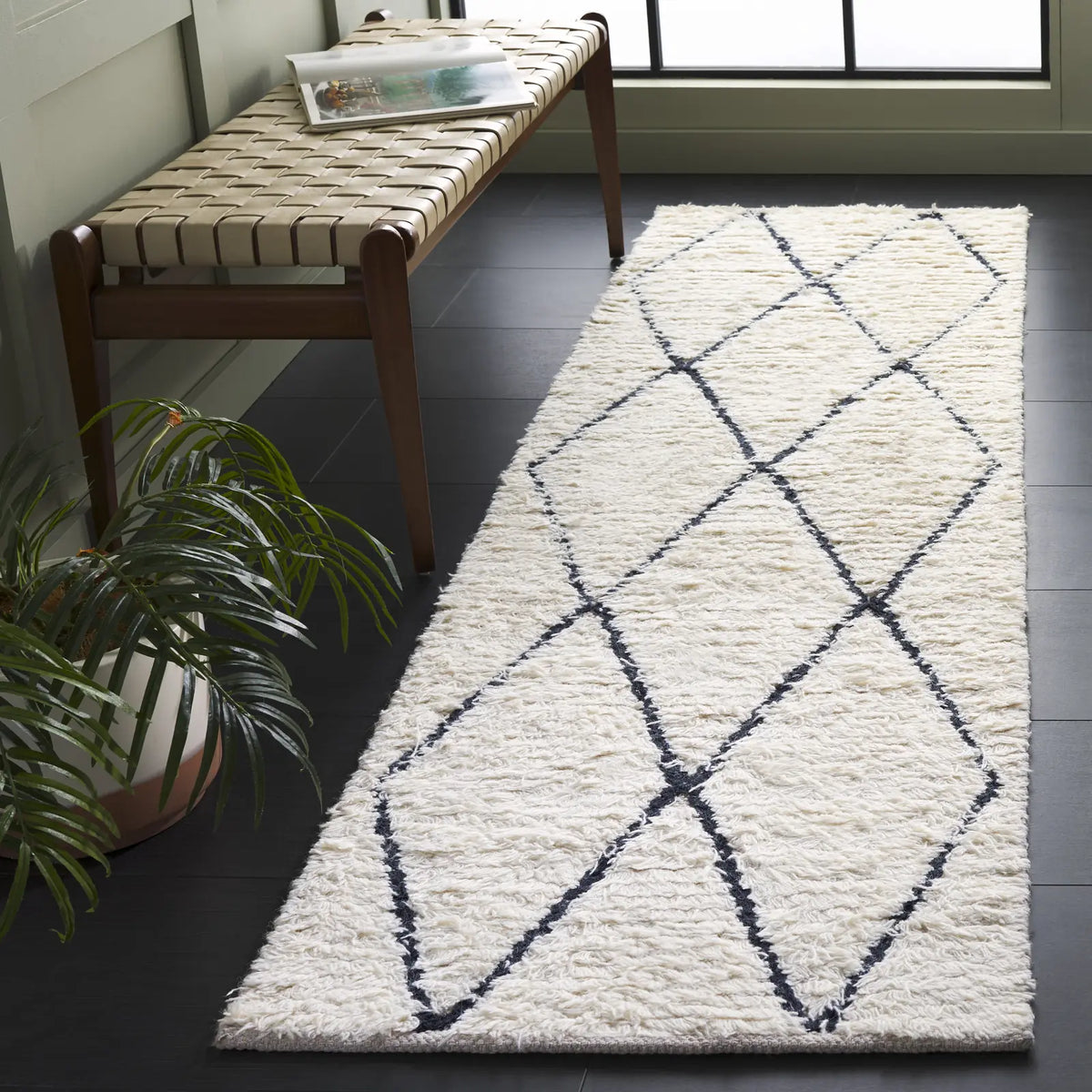 Safavieh Natura 2'-3" x 8'-0" Rug in Ivory / Black