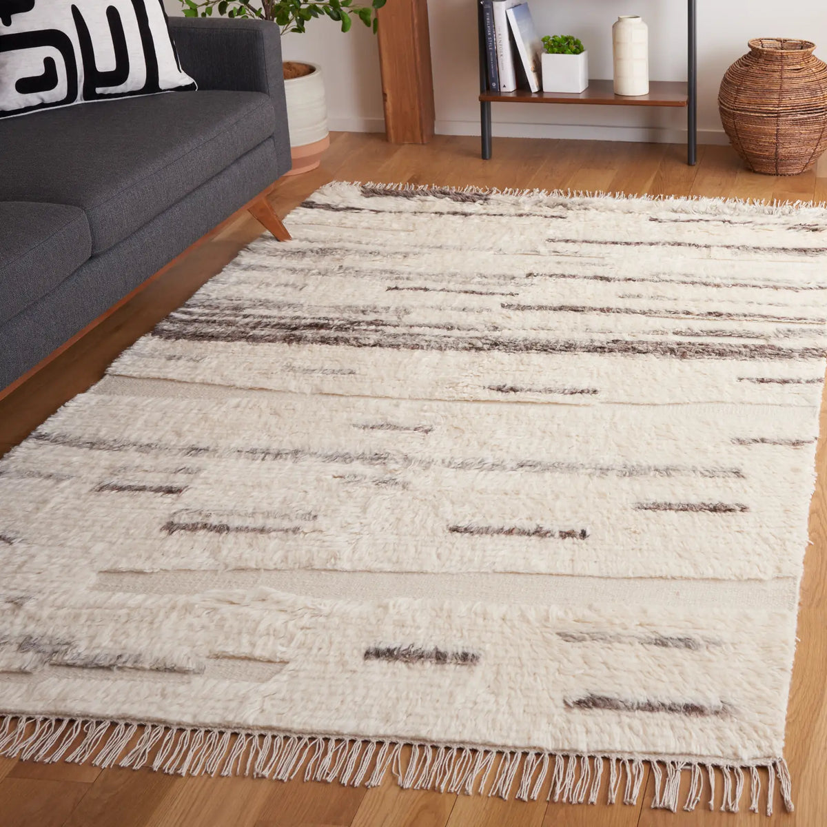 Safavieh Kenya 4'-0" x 6'-0" Rug in Grey / Ivory