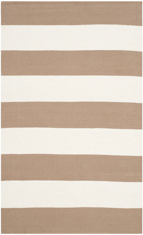 Safavieh Montauk 2'-6" x 4'-0" Rug in Sand / Ivory
