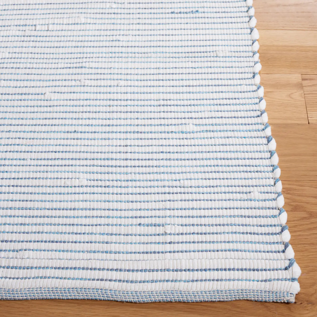 Safavieh Montauk 4'-0" x 6'-0" Rug in Turquoise / Ivory