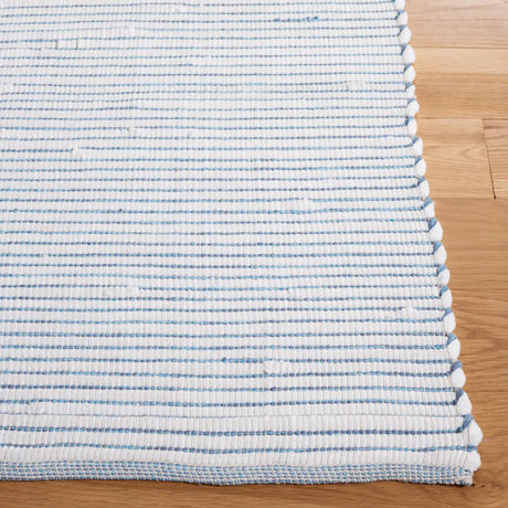Safavieh Montauk 4'-0" x 6'-0" Rug in Turquoise / Ivory