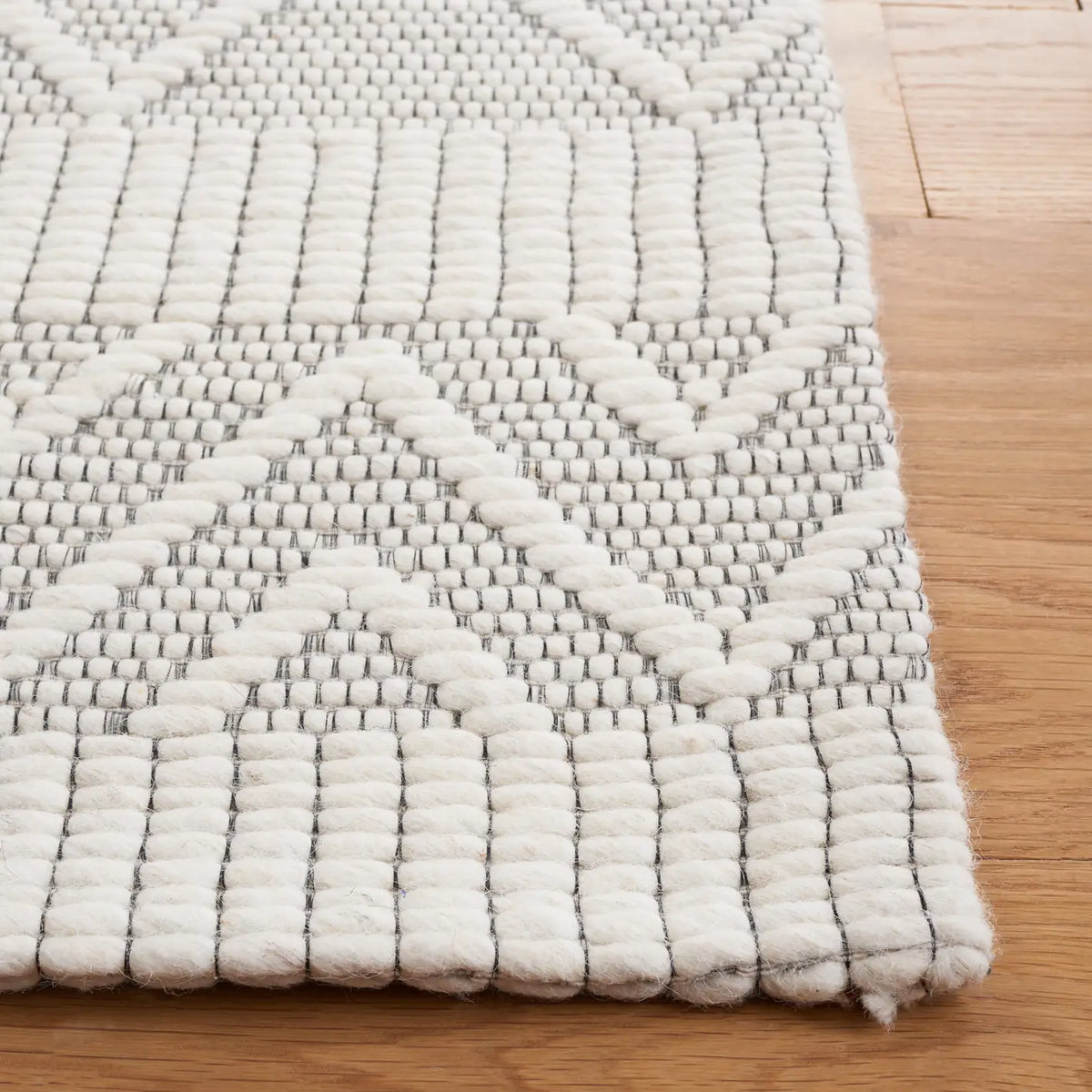 Safavieh Marbella 4'-0" x 6'-0" Rug in Ivory / Beige
