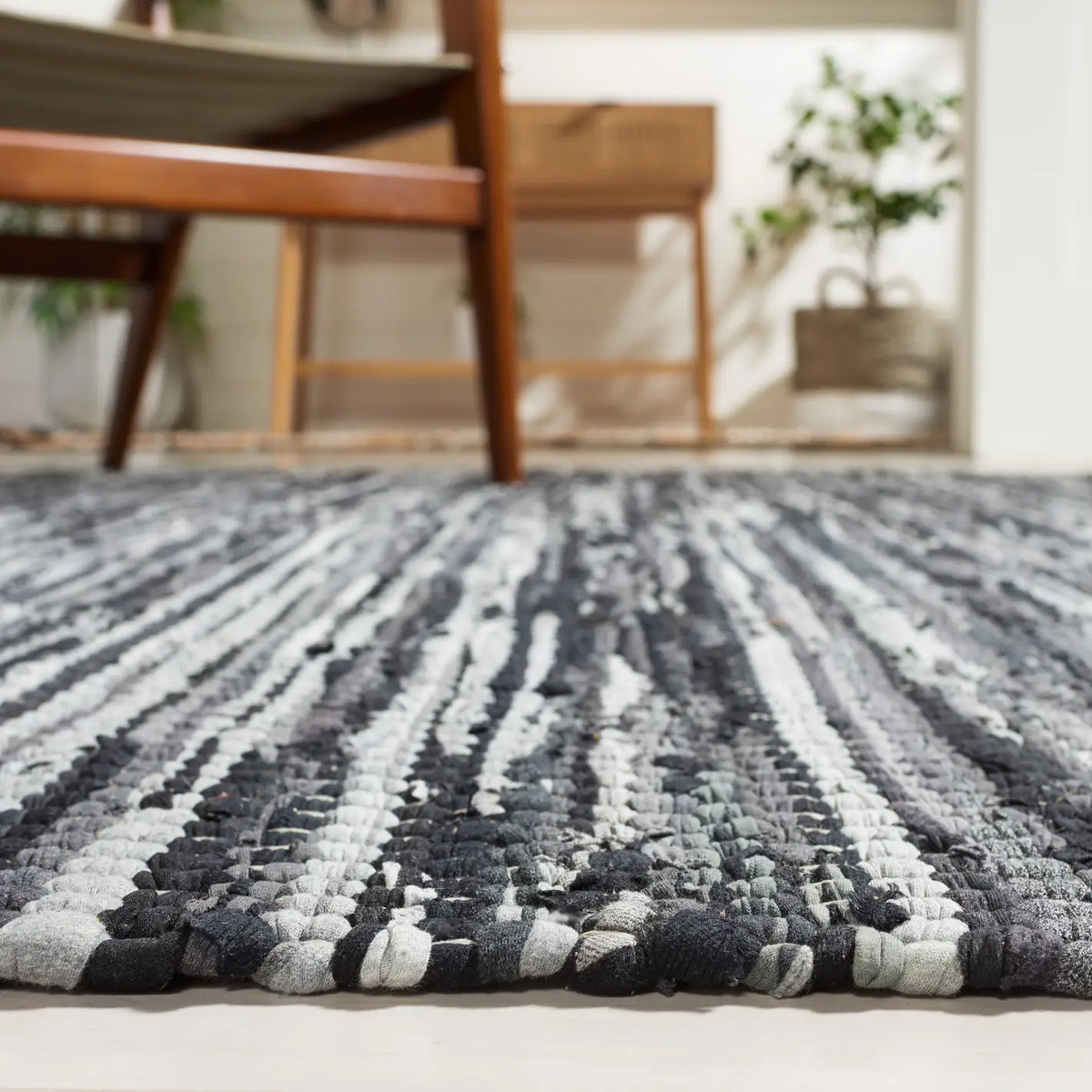 Safavieh Montauk 6'-0" x 9'-0" Rug in Grey / Black