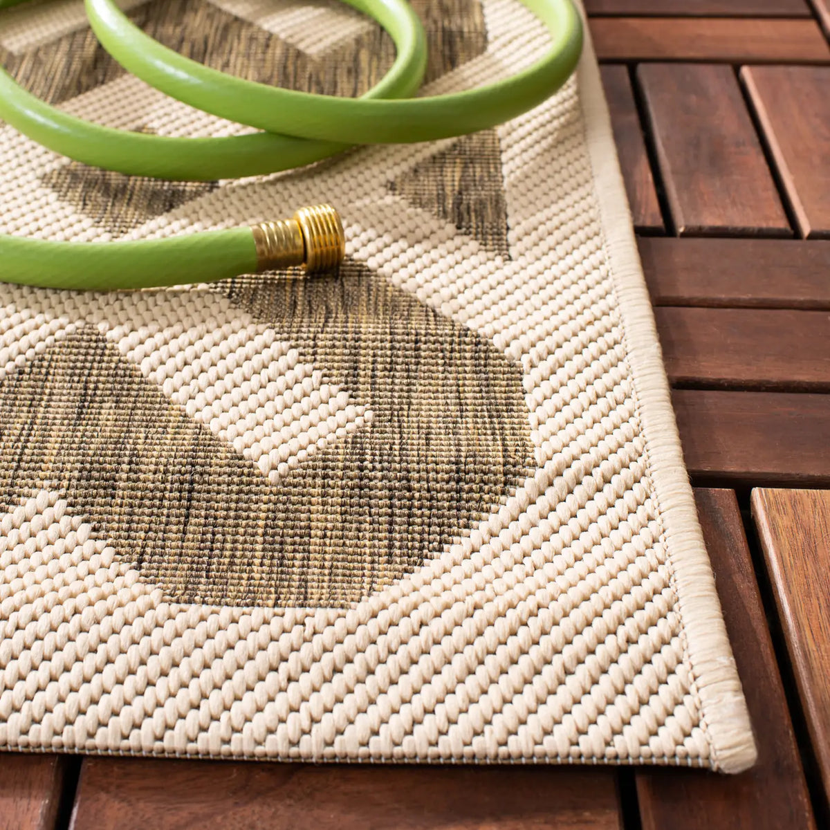 Safavieh Courtyard 4'-0" x 5'-7" Rug in Brown / Bone