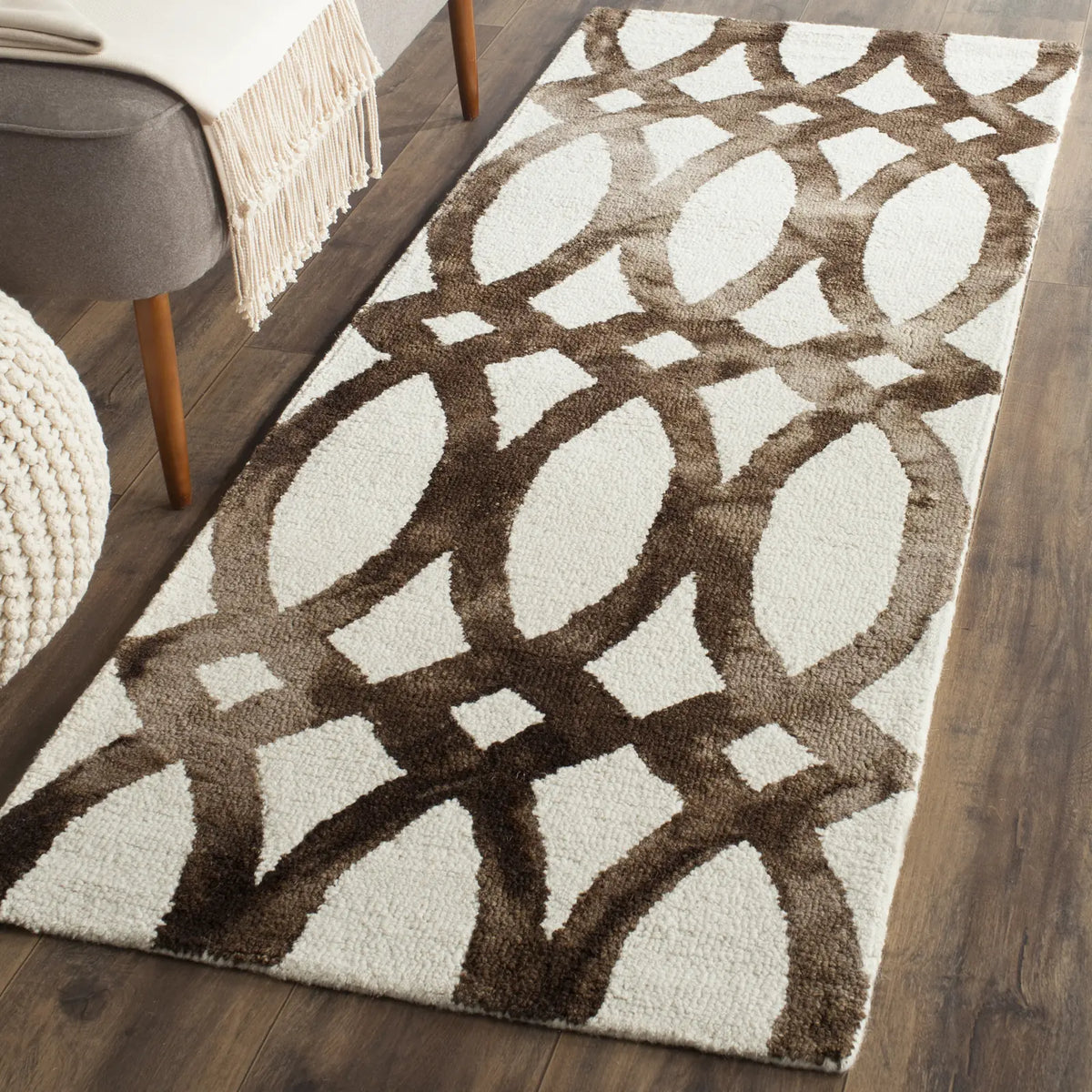 Safavieh Dip Dye 2'-3" x 6'-0" Rug in Ivory / Chocolate