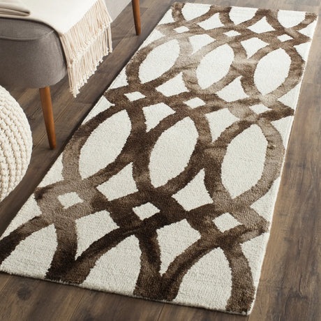 Safavieh Dip Dye 2'-3" x 6'-0" Rug in Ivory / Chocolate