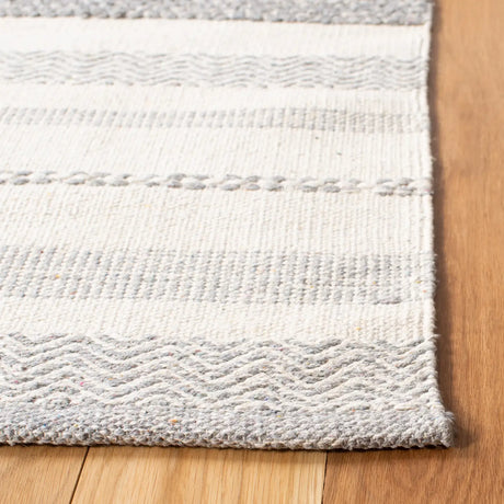Safavieh Striped Kilim 4'-0" x 6'-0" Rug in Ivory / Grey