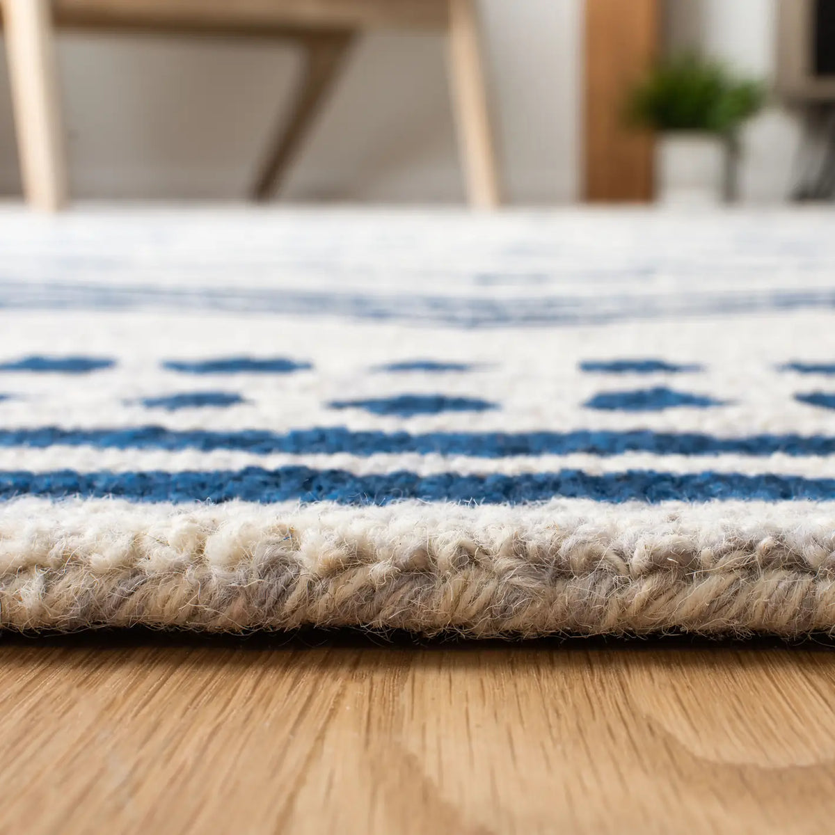 Safavieh Micro-Loop 5'-0" x 8'-0" Rug in Ivory / Navy