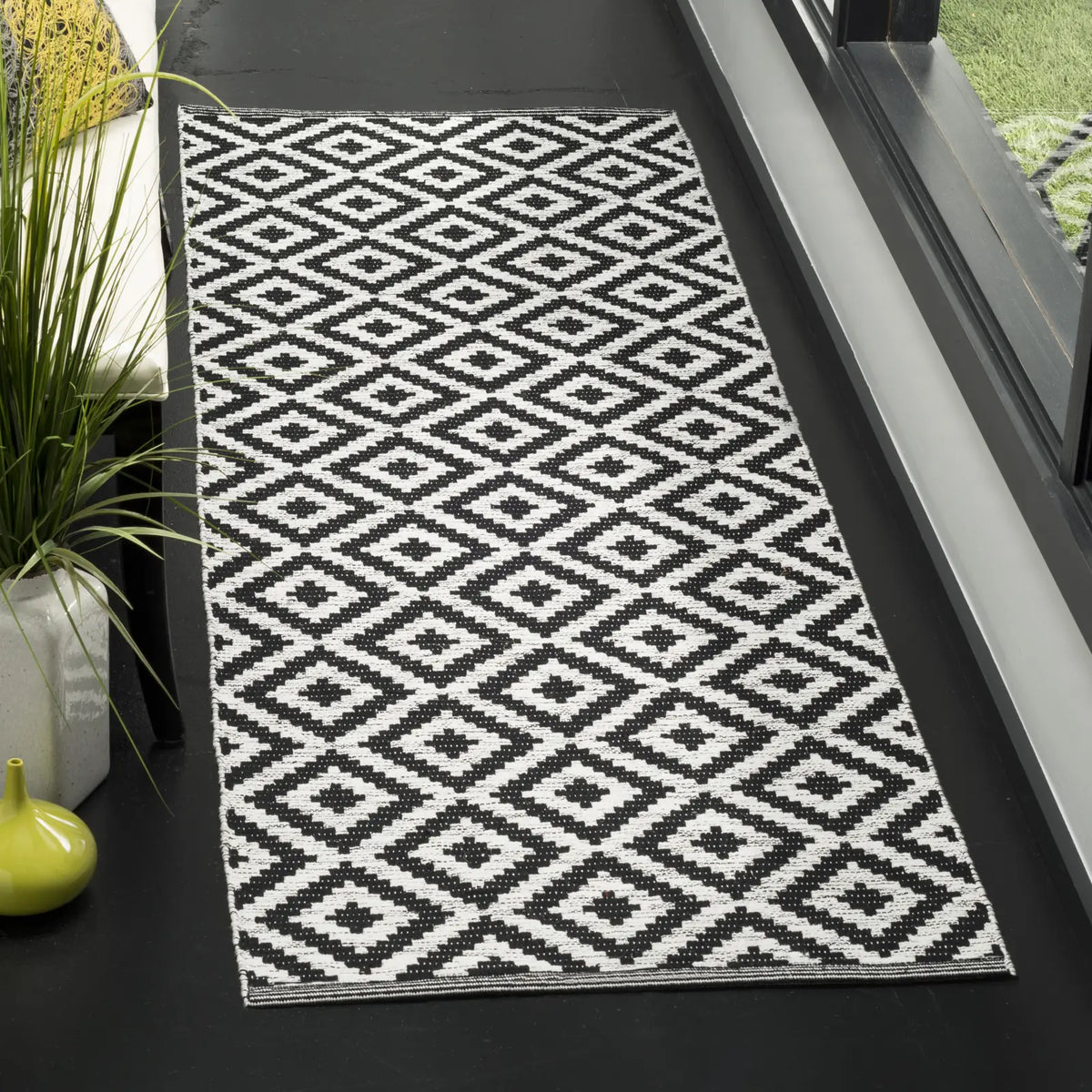 Safavieh Montauk 2'-3" x 7'-0" Rug in Black / Ivory