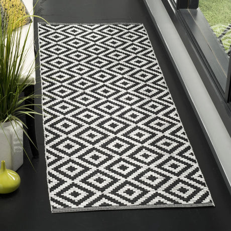 Safavieh Montauk 2'-3" x 7'-0" Rug in Black / Ivory