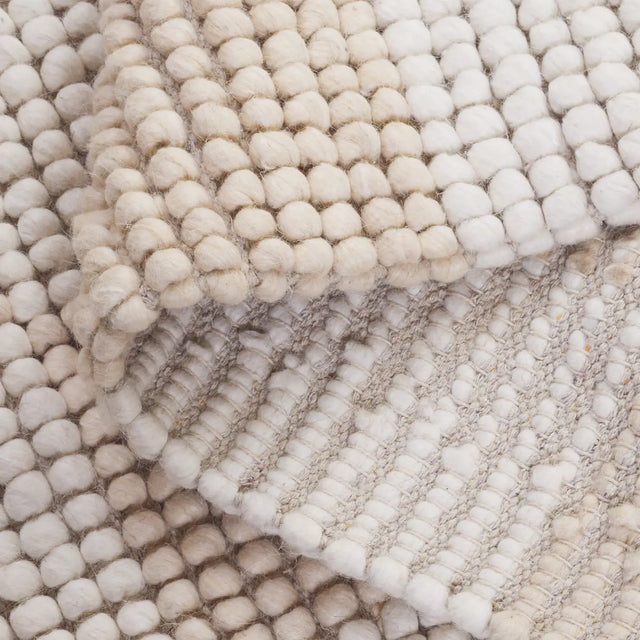 Safavieh Natura 4'-0" x 6'-0" Rug in Beige / Ivory