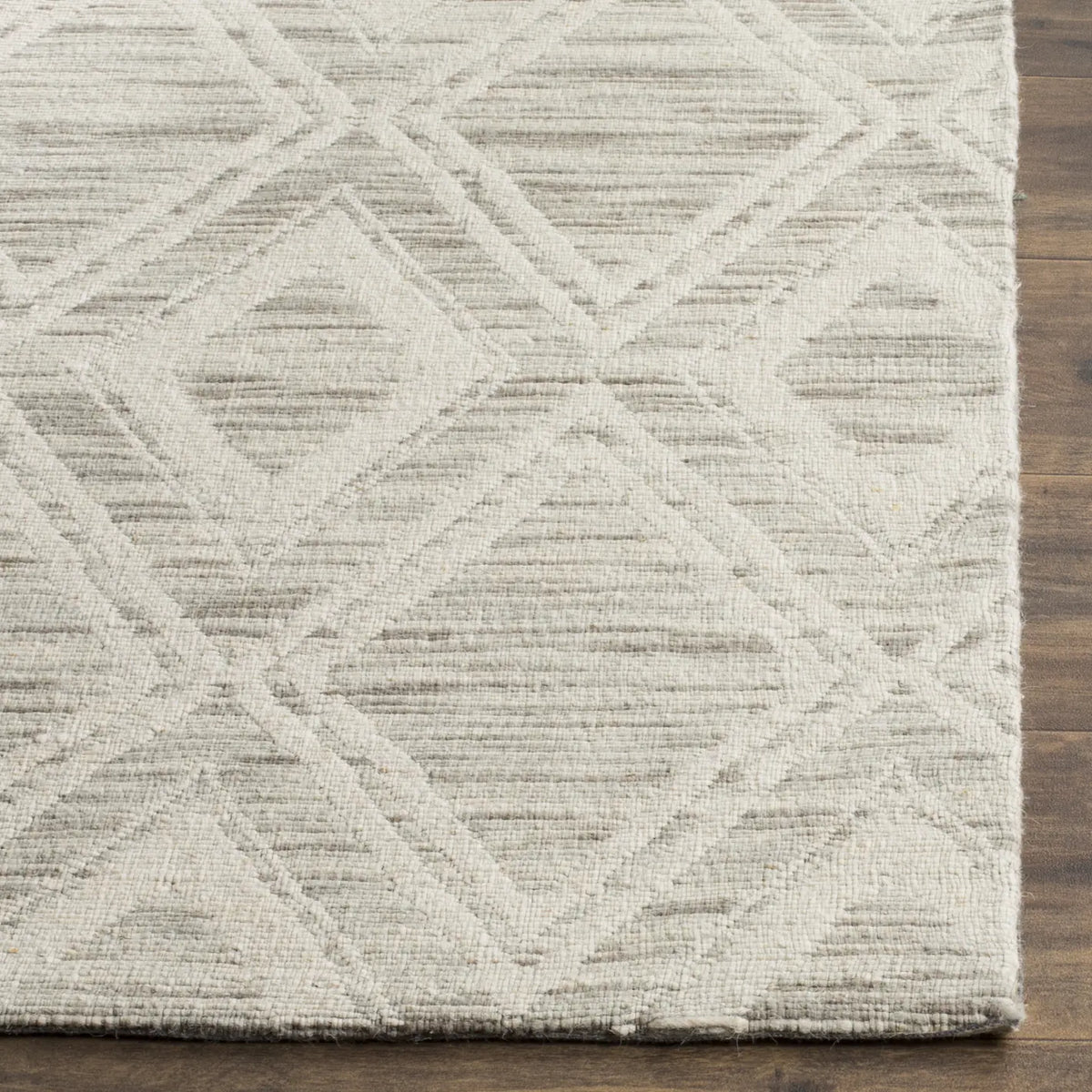 Safavieh Marbella 5'-0" x 8'-0" Rug in Light Brown / Ivory