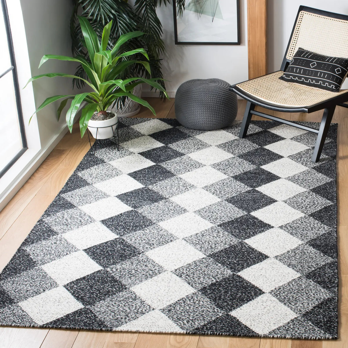 Safavieh Kilim 4'-0" x 6'-0" Rug in Black / Ivory