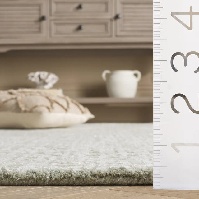 Safavieh Glamour 4'-0" x 6'-0" Rug in Sage / Ivory