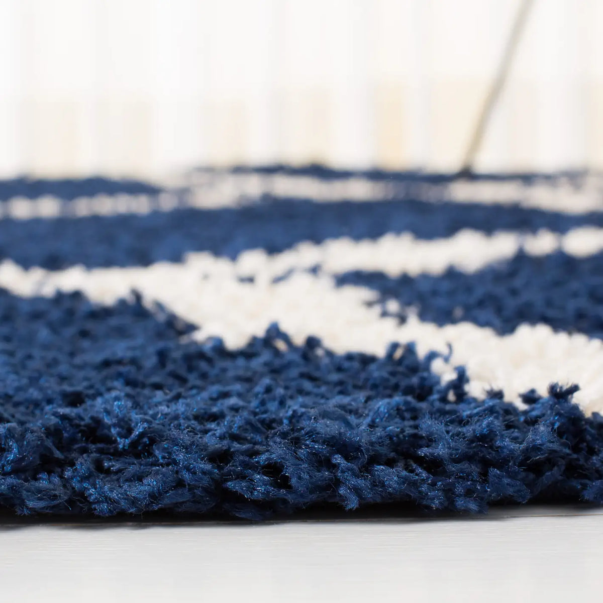 Safavieh Sgd-Dallas Shag 6'-0" x 6'-0" Rug in Navy / Ivory