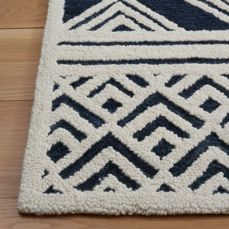 Safavieh Casablanca 4'-0" x 6'-0" Rug in Ivory / Navy