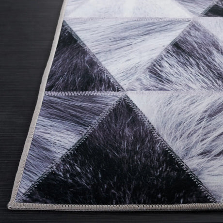 Safavieh Faux Hide 4'-0" x 6'-0" Rug in Light Grey / Dark Grey
