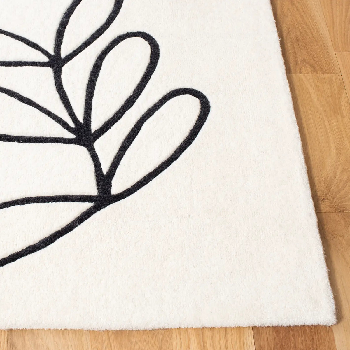 Safavieh Fifth Avenue 4'-0" x 6'-0" Rug in Ivory / Black