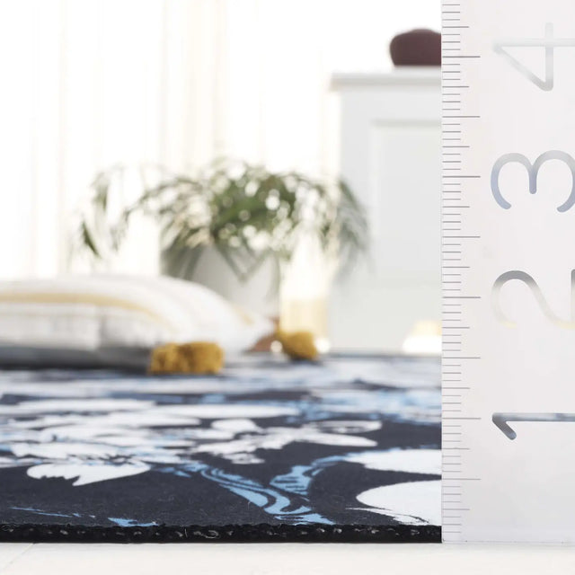 Safavieh Malibu 4'-0" x 6'-0" Rug in Black / Blue