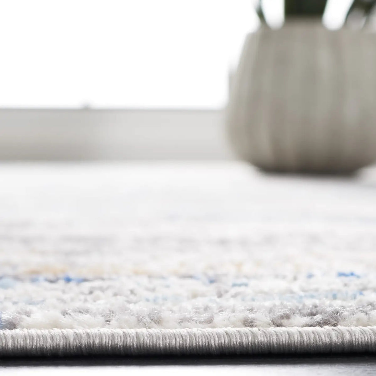 Safavieh Shivan 100 4'-0" x 6'-0" Rug in Light Grey / Blue