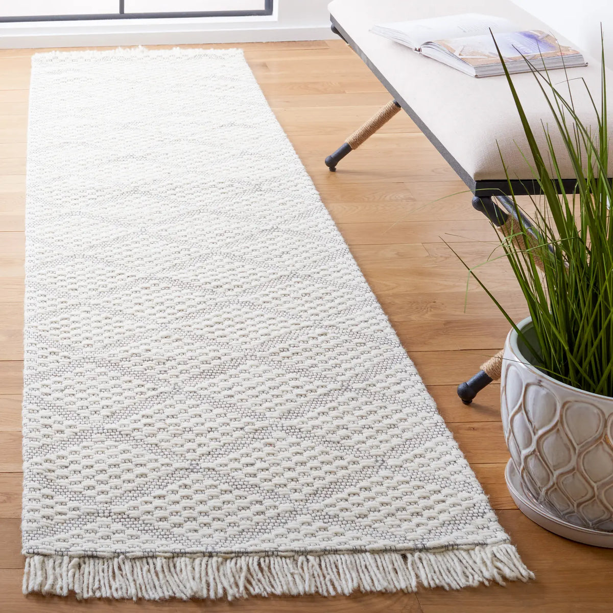 Safavieh Natura 2'-3" x 9'-0" Rug in Ivory / Grey