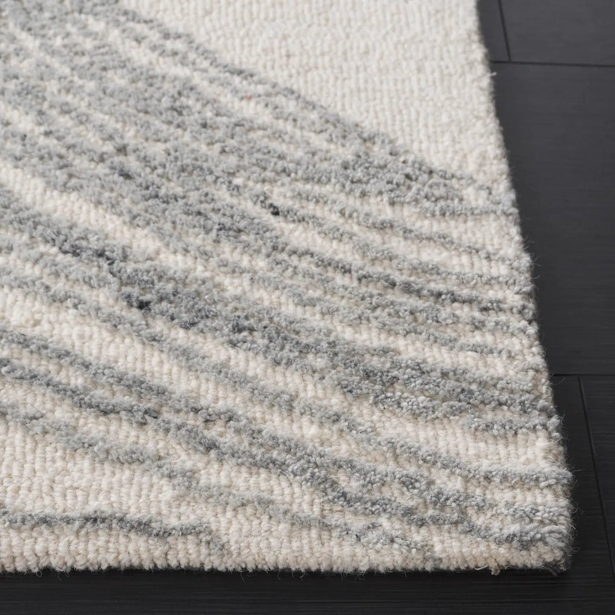 Safavieh Ebony 4'-0" x 6'-0" Rug in Ivory / Grey