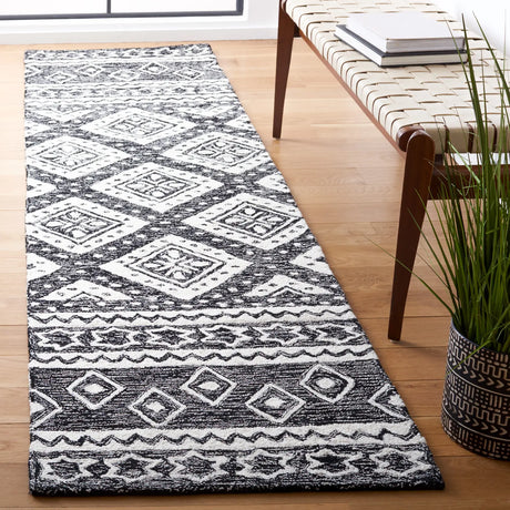 Safavieh Micro-Loop 2'-3" x 9'-0" Rug in Black / Ivory