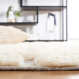 Safavieh Casablanca 4'-0" x 6'-0" Rug in Grey / Ivory