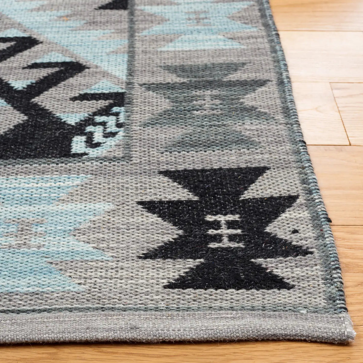 Safavieh Kilim 4'-0" x 6'-0" Rug in Grey / Black