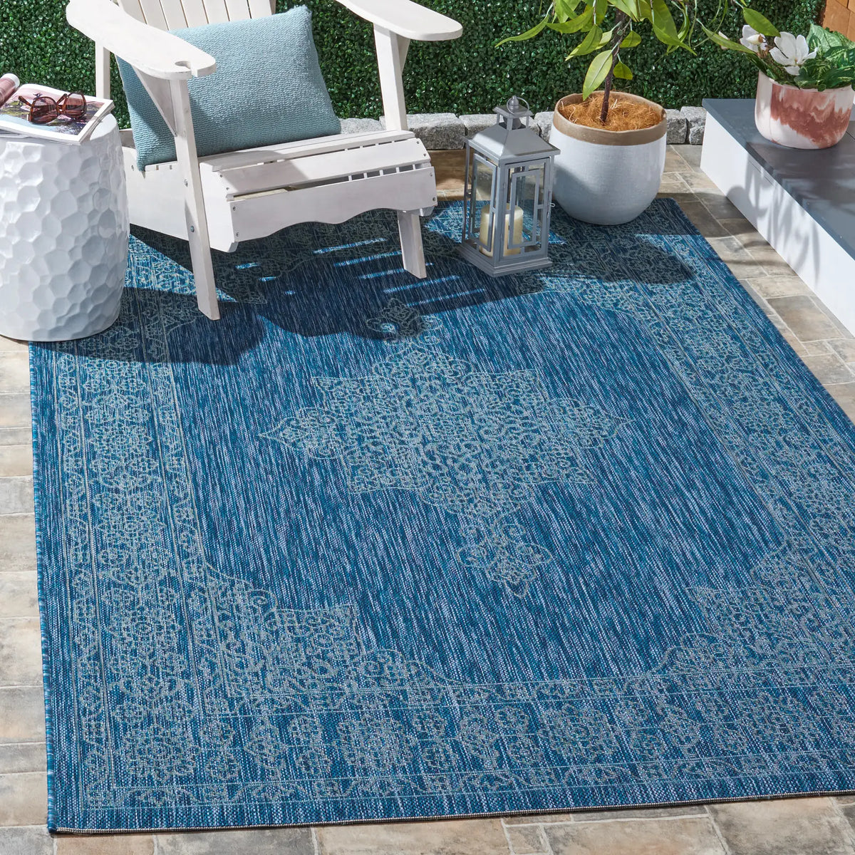Safavieh Courtyard 4'-0" x 5'-7" Rug in Navy / Ivory