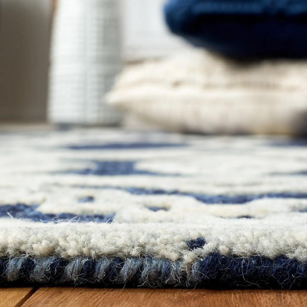 Safavieh Abstract 4'-0" x 6'-0" Rug in Navy / Ivory