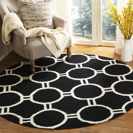 Safavieh Dhurries 6'-0" x 6'-0" Rug in Black / Ivory