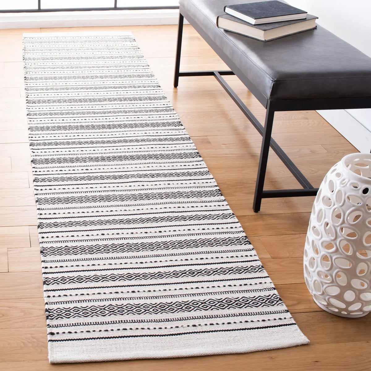 Safavieh Kilim 2'-3" x 9'-0" Rug in Ivory / Black