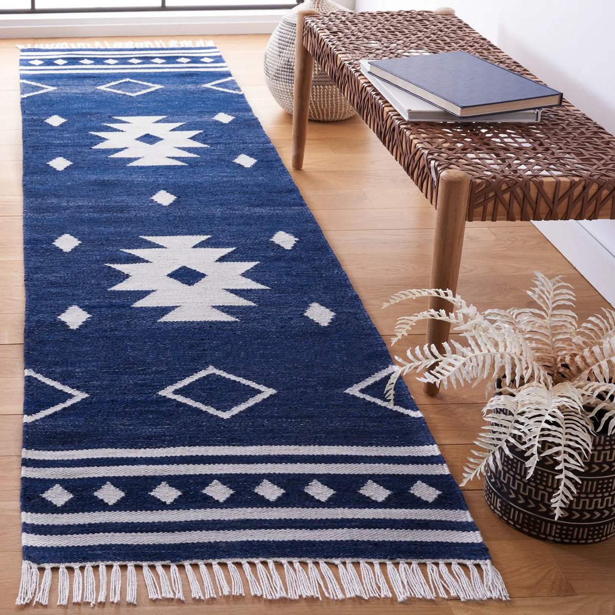 Safavieh Kilim 2'-3" x 9'-0" Rug in Navy / Ivory