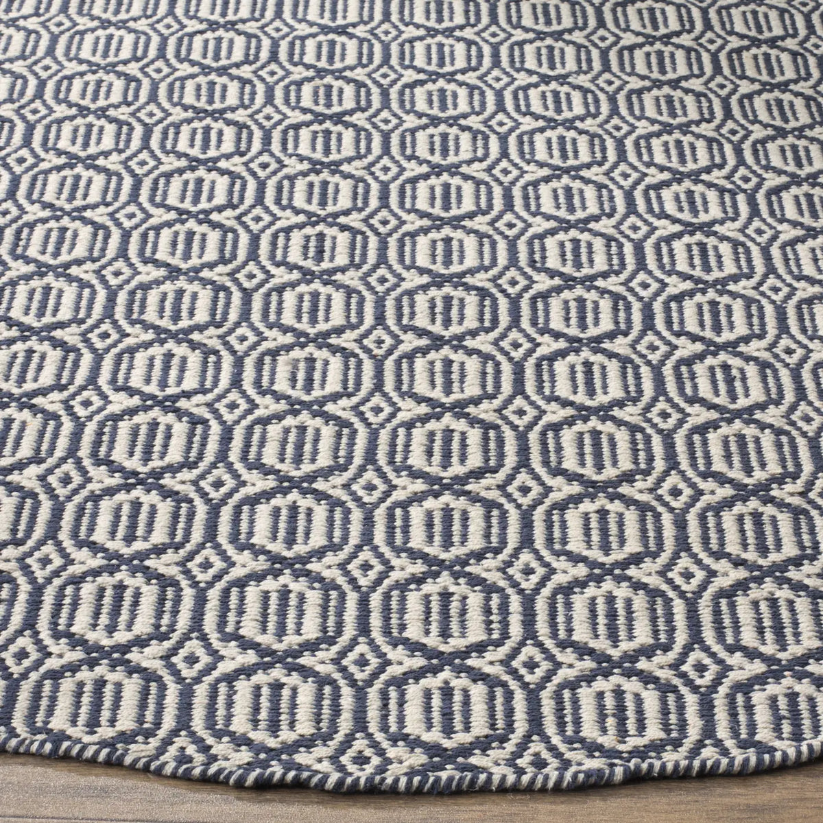 Safavieh Montauk 6'-0" x 6'-0" Rug in Ivory / Navy