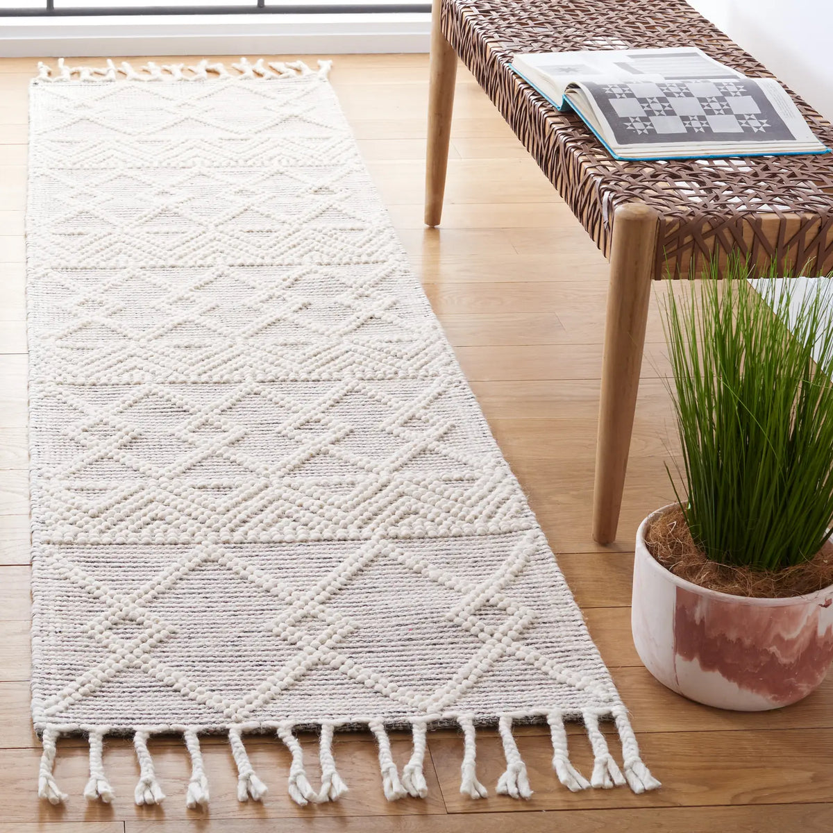 Safavieh Natura 2'-3" x 8'-0" Rug in Ivory / Black