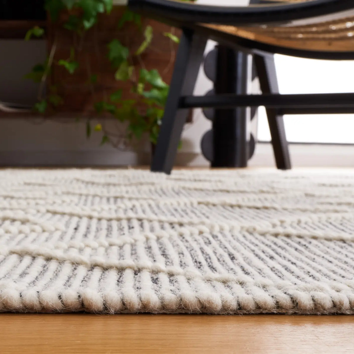 Safavieh Natura 4'-0" x 6'-0" Rug in Ivory / Black