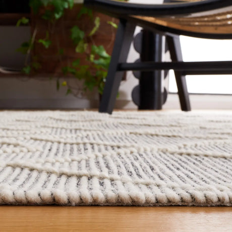 Safavieh Natura 4'-0" x 6'-0" Rug in Ivory / Black