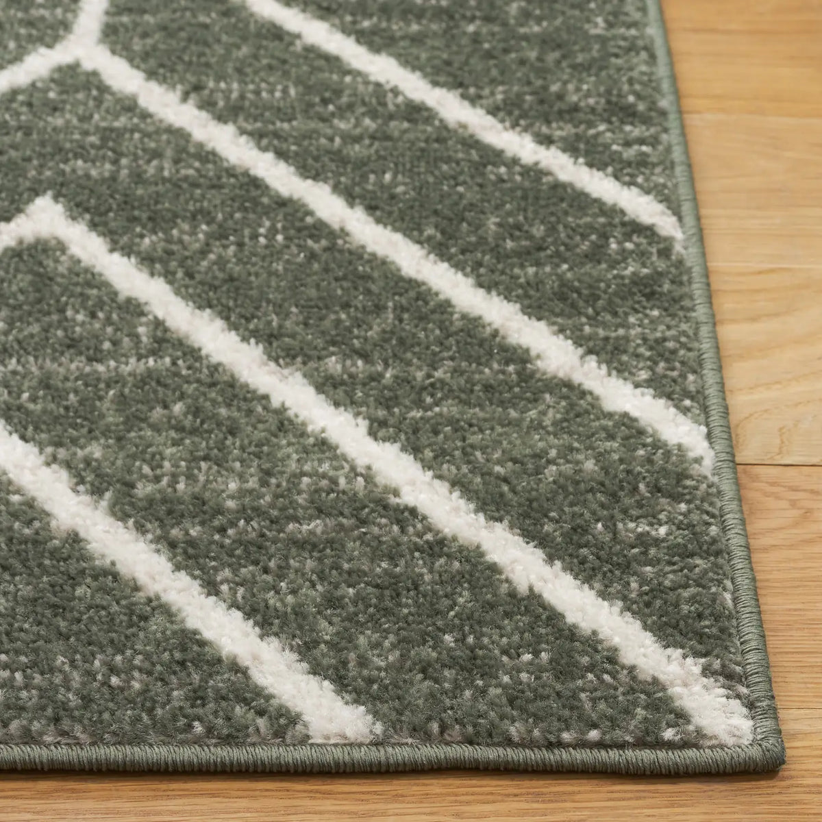 Safavieh Adirondack 4'-0" x 6'-0" Rug in Dark Green / Ivory